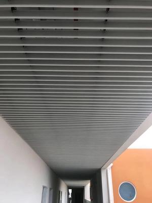 商場走道仿木紋鋁方通與鋁方管冷彎型鋼的應用與優(yōu)勢